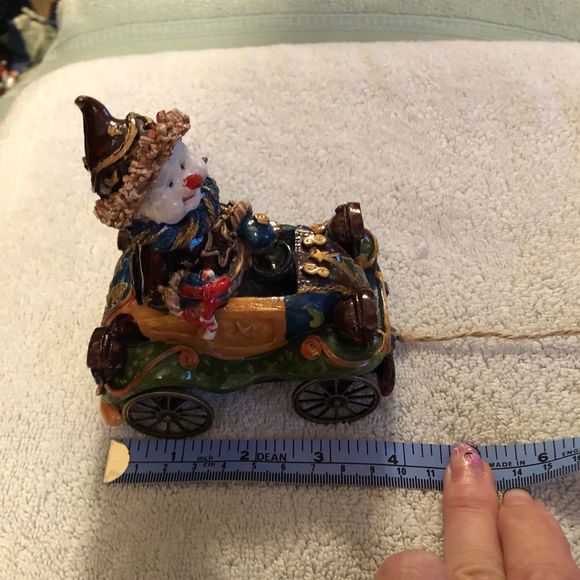 Snowman in old time car - Picture 6 of 8